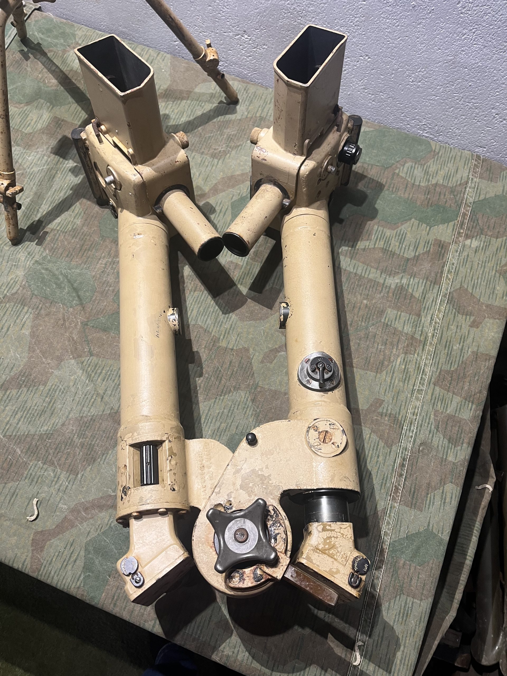 Original WW2 German Panzer Tank Entfernungsmesser Stereoscopic EM 0.9 Rangefinder w/ Tripod & Sunshades - Image 2