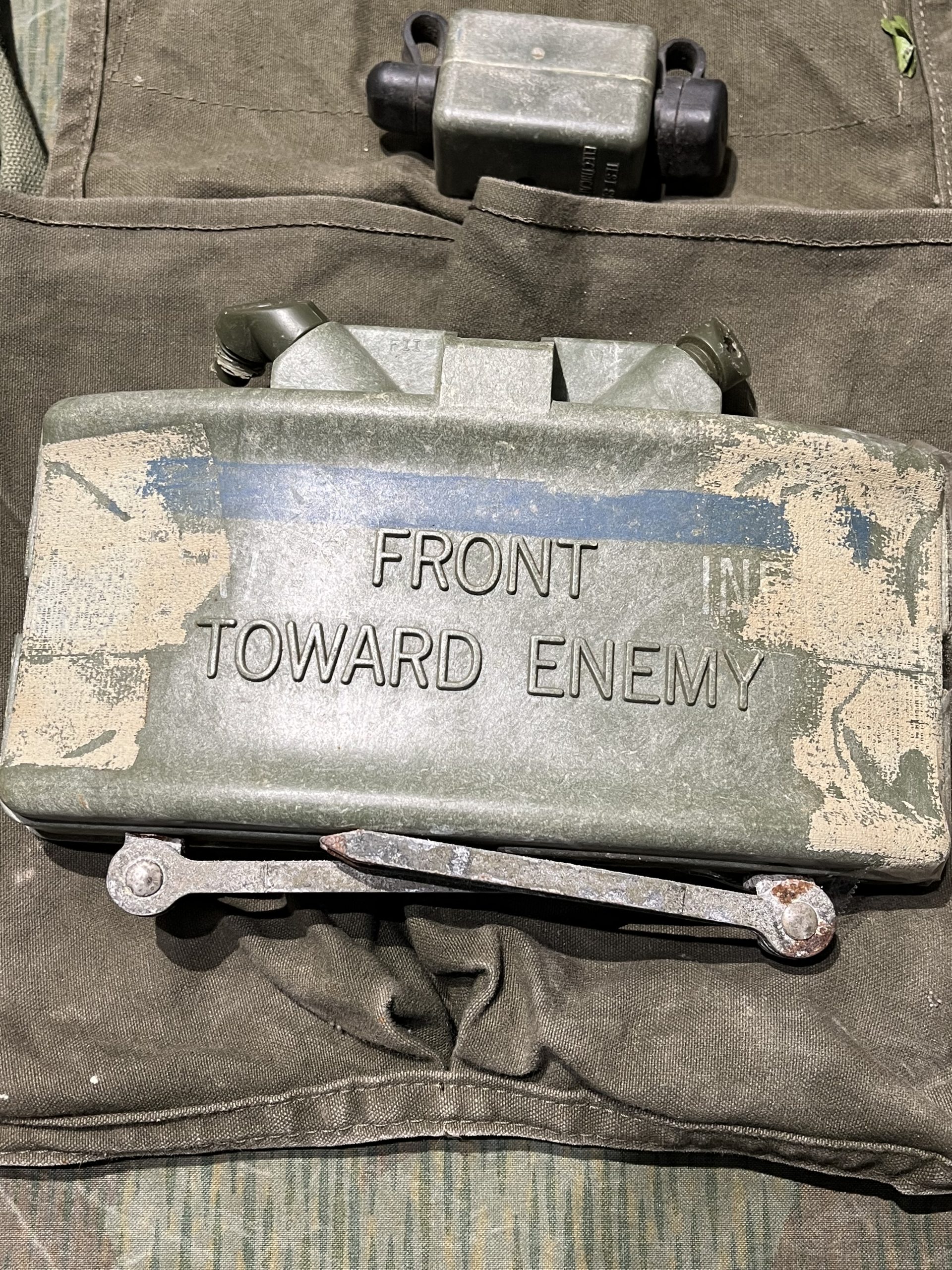 Original U.S. Vietnam War Era M68 Claymore Mine Training Kit with Canvas Carry Bag - Inert - Image 2