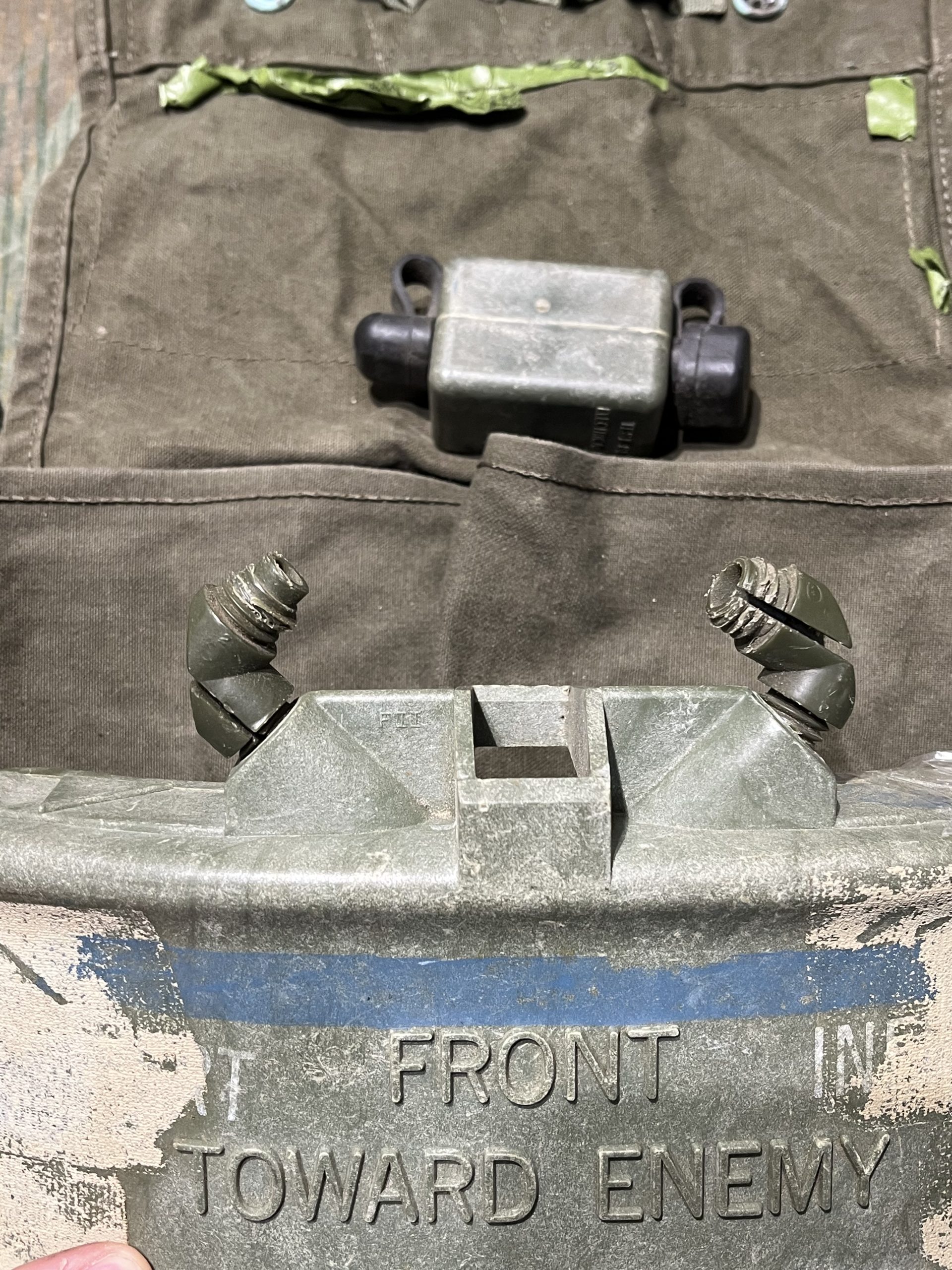 Original U.S. Vietnam War Era M68 Claymore Mine Training Kit with Canvas Carry Bag - Inert - Image 3