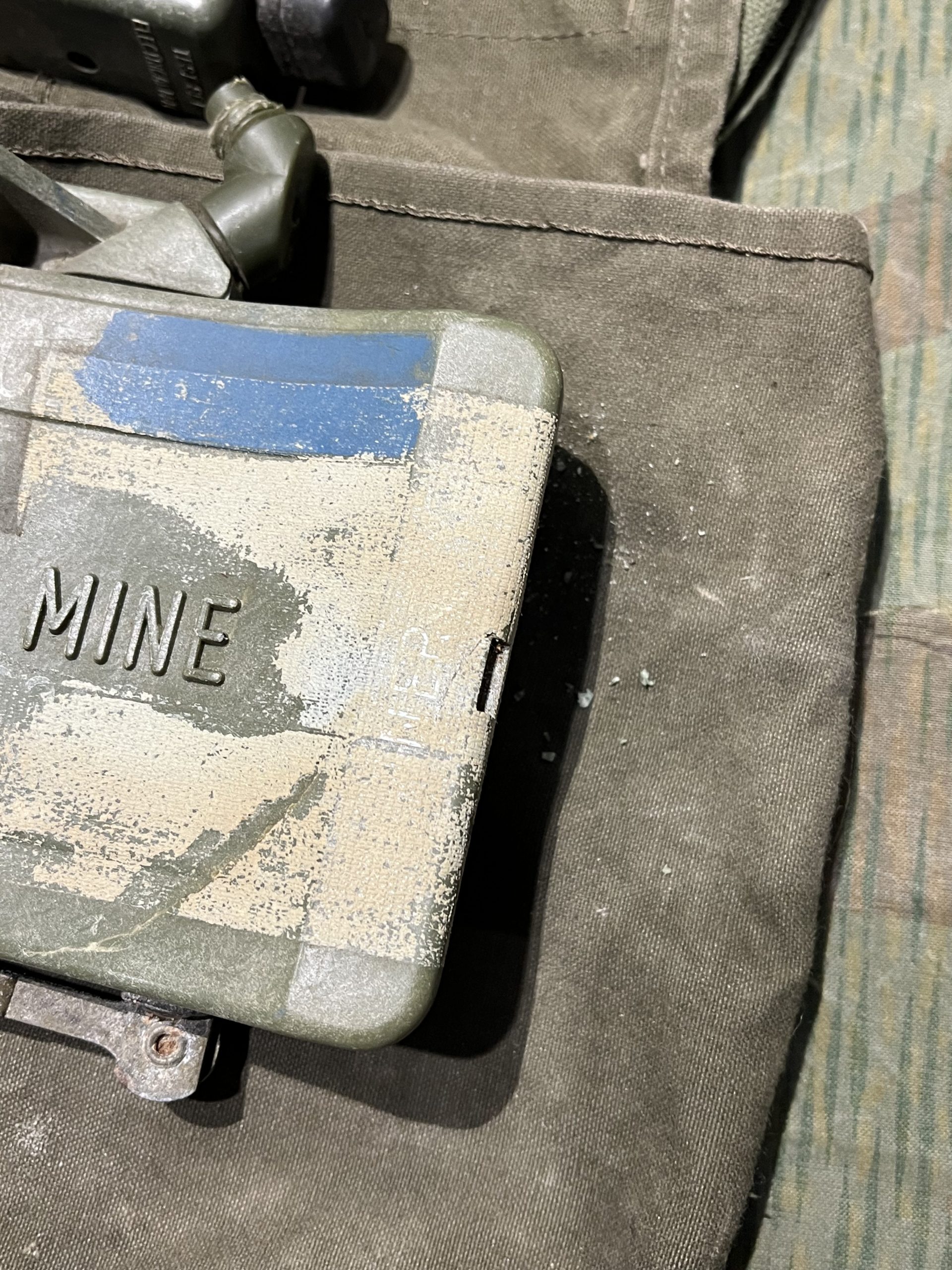 Original U.S. Vietnam War Era M68 Claymore Mine Training Kit with Canvas Carry Bag - Inert - Image 15