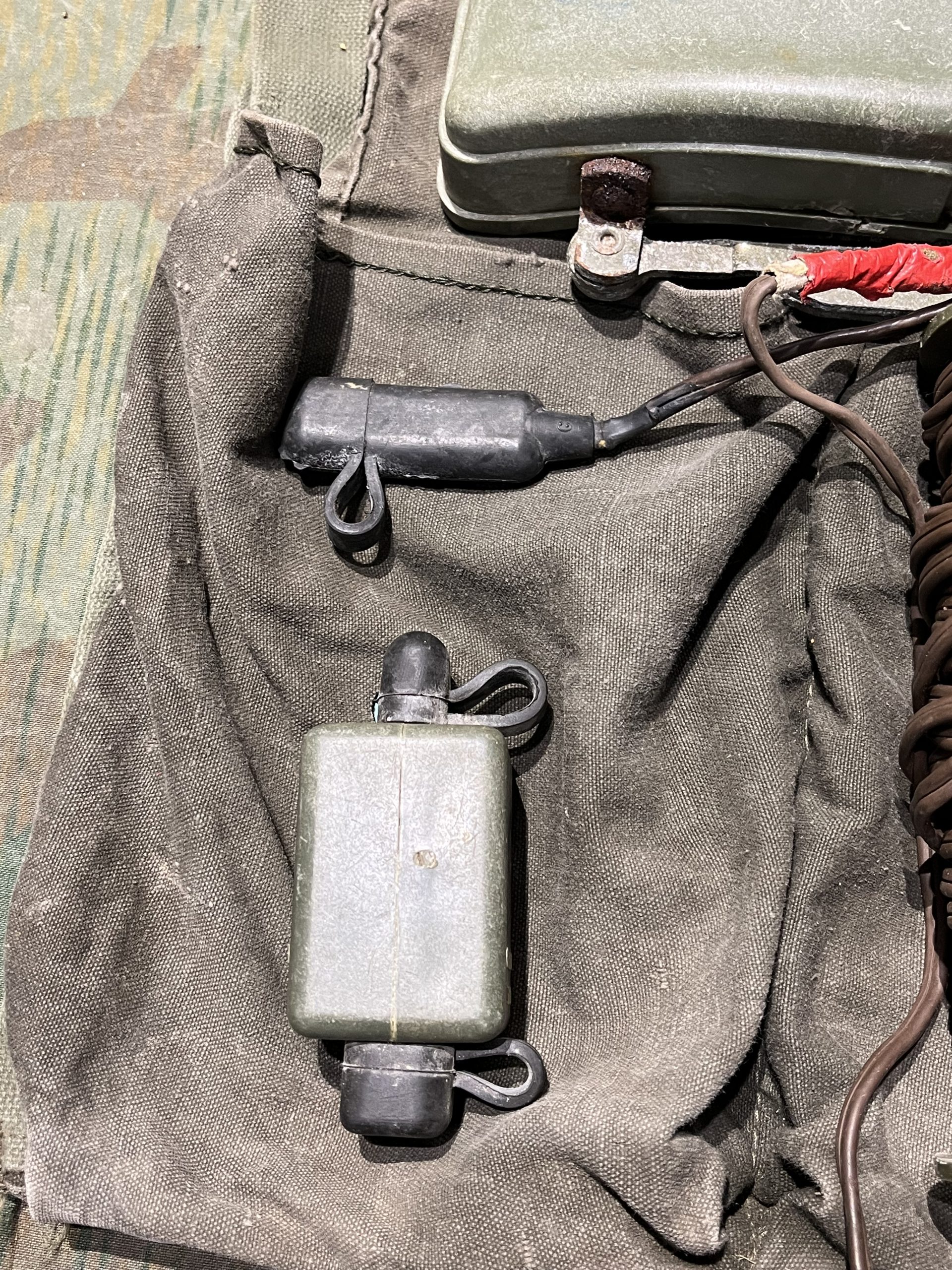 Original U.S. Vietnam War Era M68 Claymore Mine Training Kit with Canvas Carry Bag - Inert - Image 2