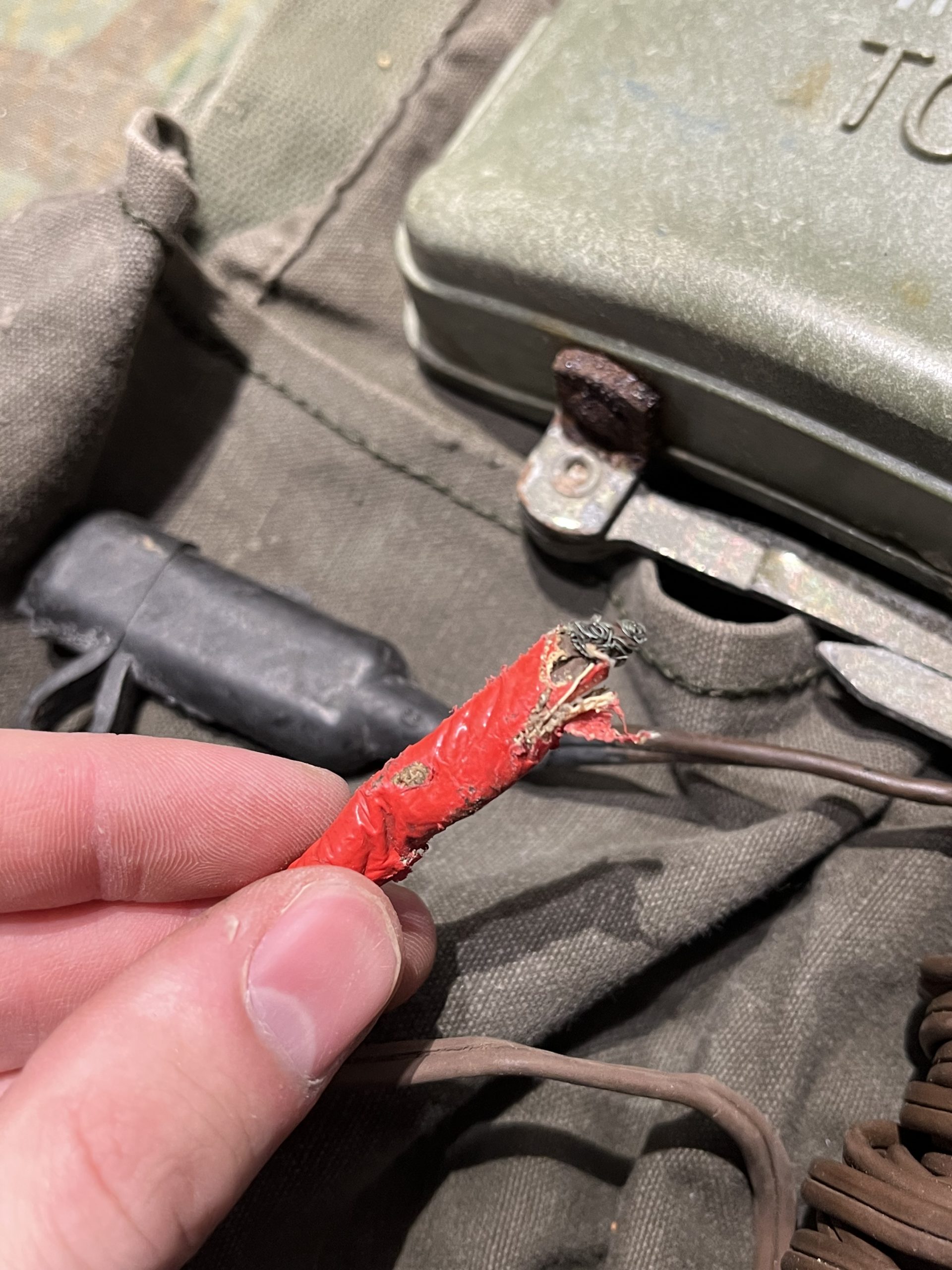 Original U.S. Vietnam War Era M68 Claymore Mine Training Kit with Canvas Carry Bag - Inert - Image 3