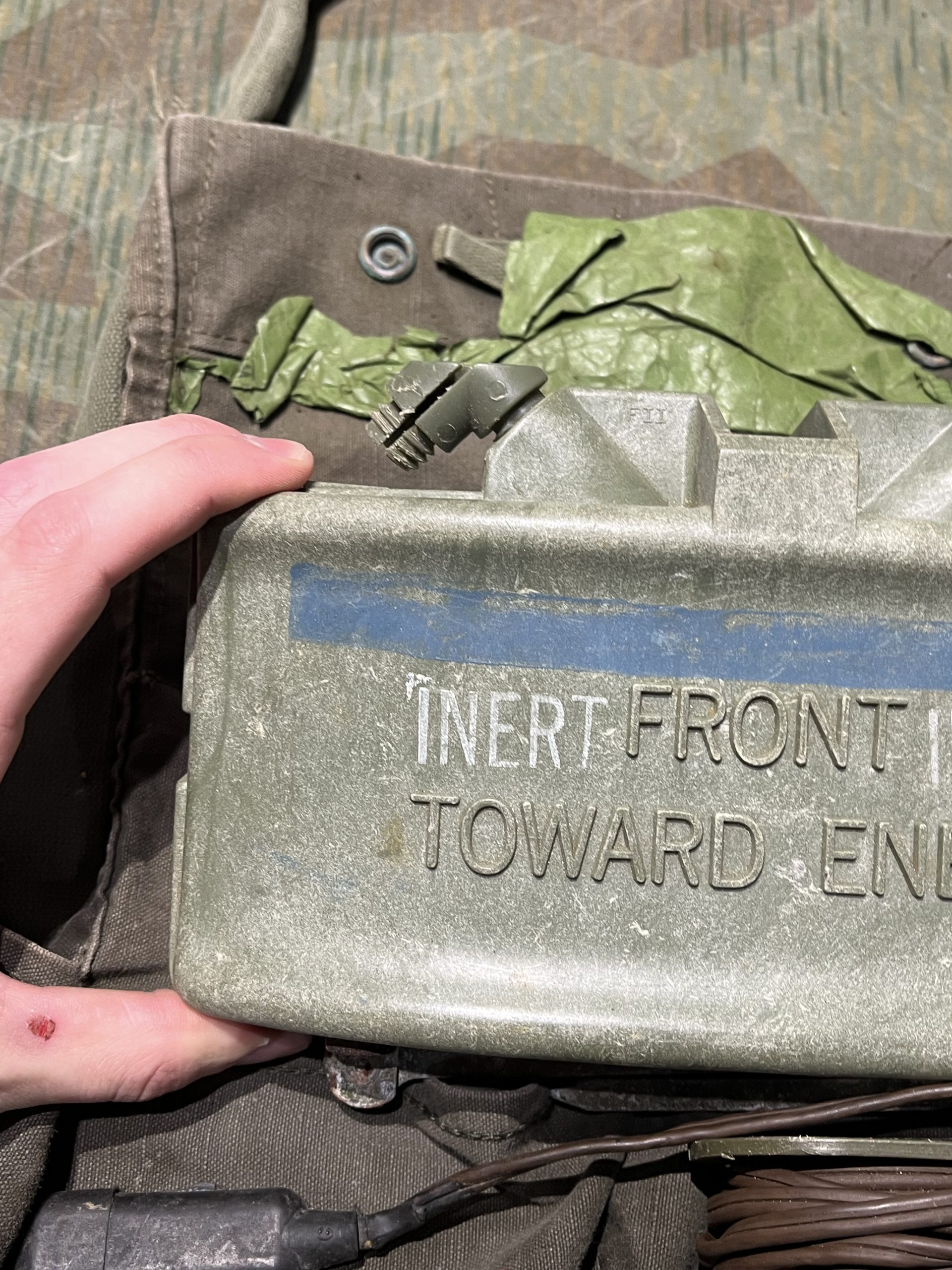 Original U.S. Vietnam War Era M68 Claymore Mine Training Kit with Canvas Carry Bag - Inert - Image 4