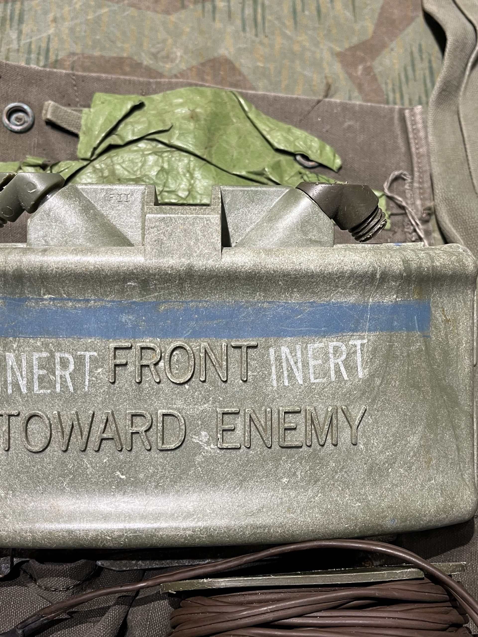 Original U.S. Vietnam War Era M68 Claymore Mine Training Kit with Canvas Carry Bag - Inert - Image 5