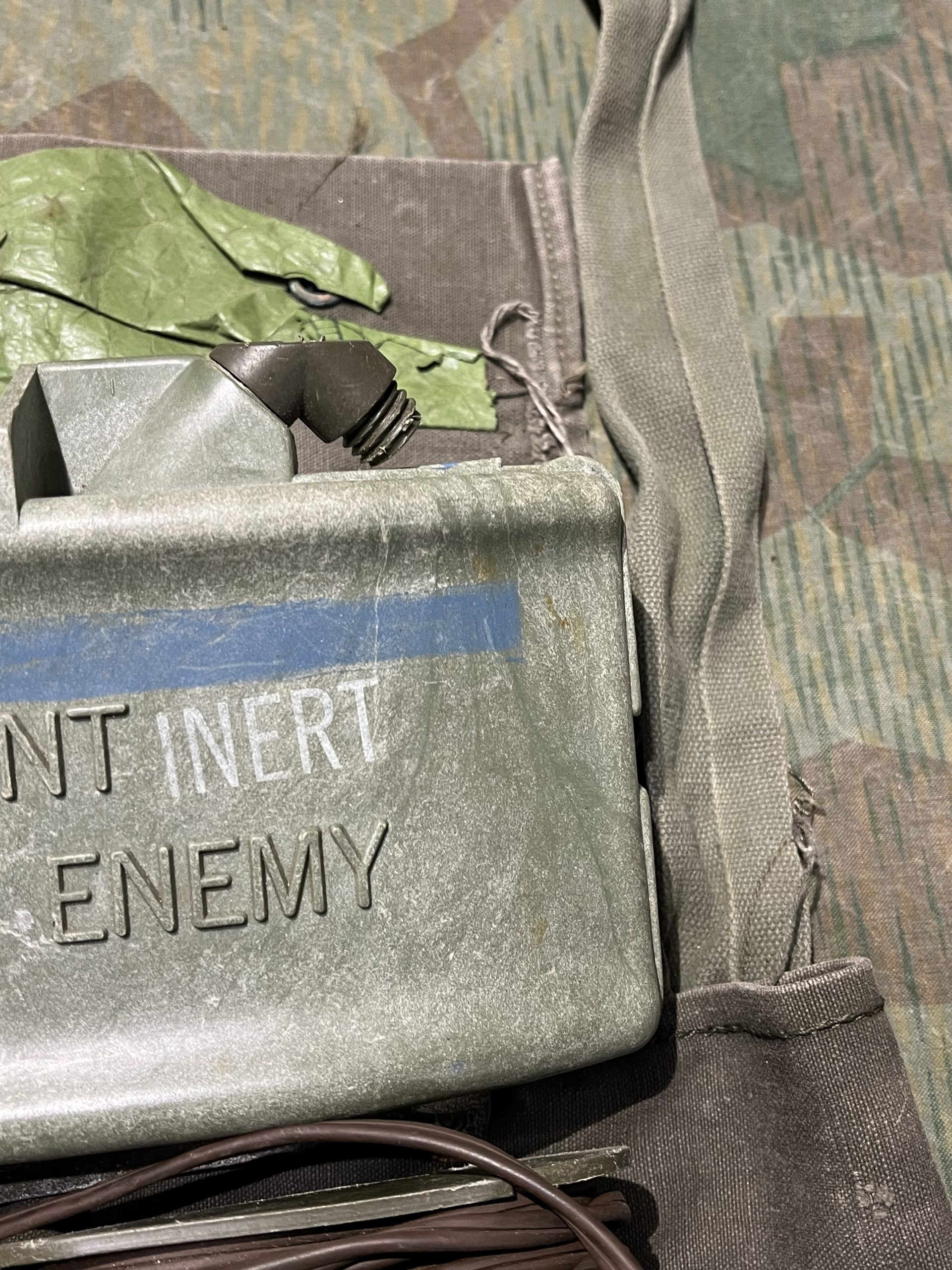 Original U.S. Vietnam War Era M68 Claymore Mine Training Kit with Canvas Carry Bag - Inert - Image 6