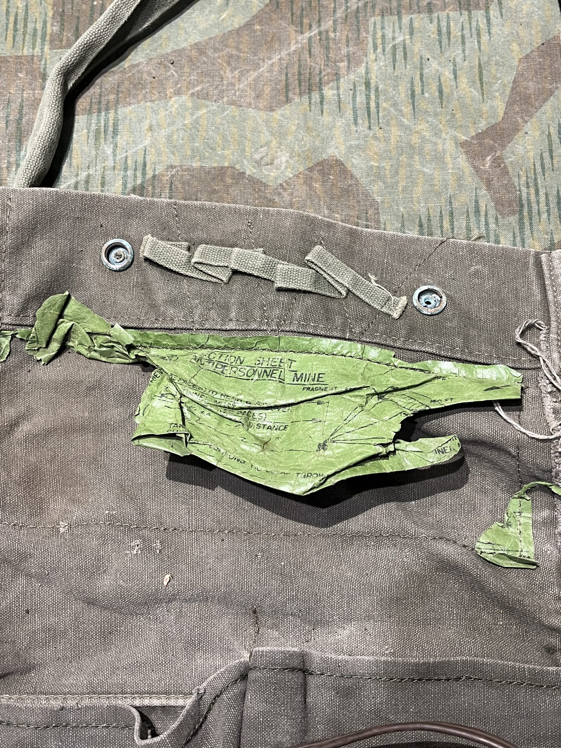 Original U.S. Vietnam War Era M68 Claymore Mine Training Kit with Canvas Carry Bag - Inert - Image 13