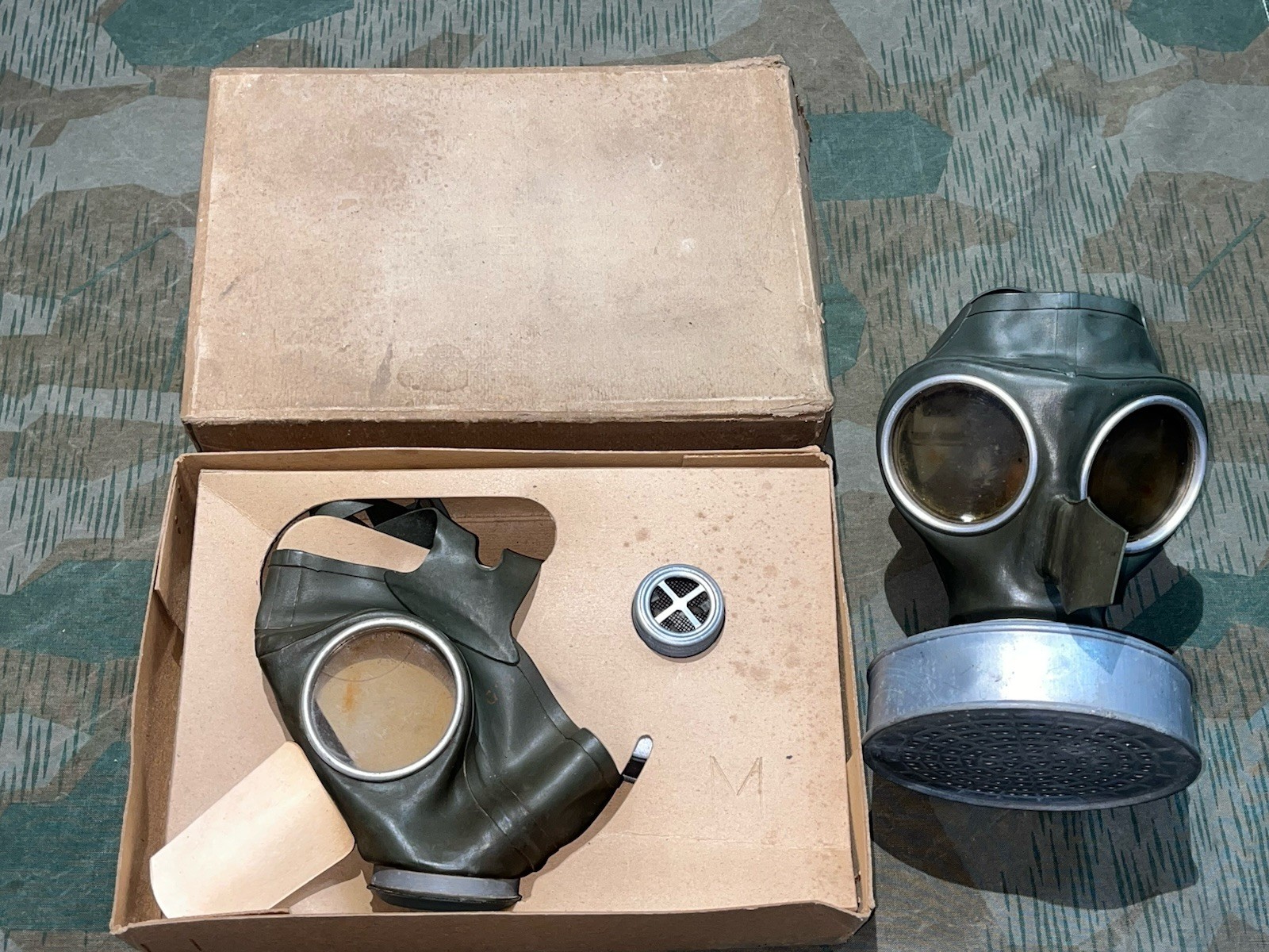 Original WW2 German Luftschutz VM40 Civil Gas Mask & Filter Waffen Marked in Storage Box