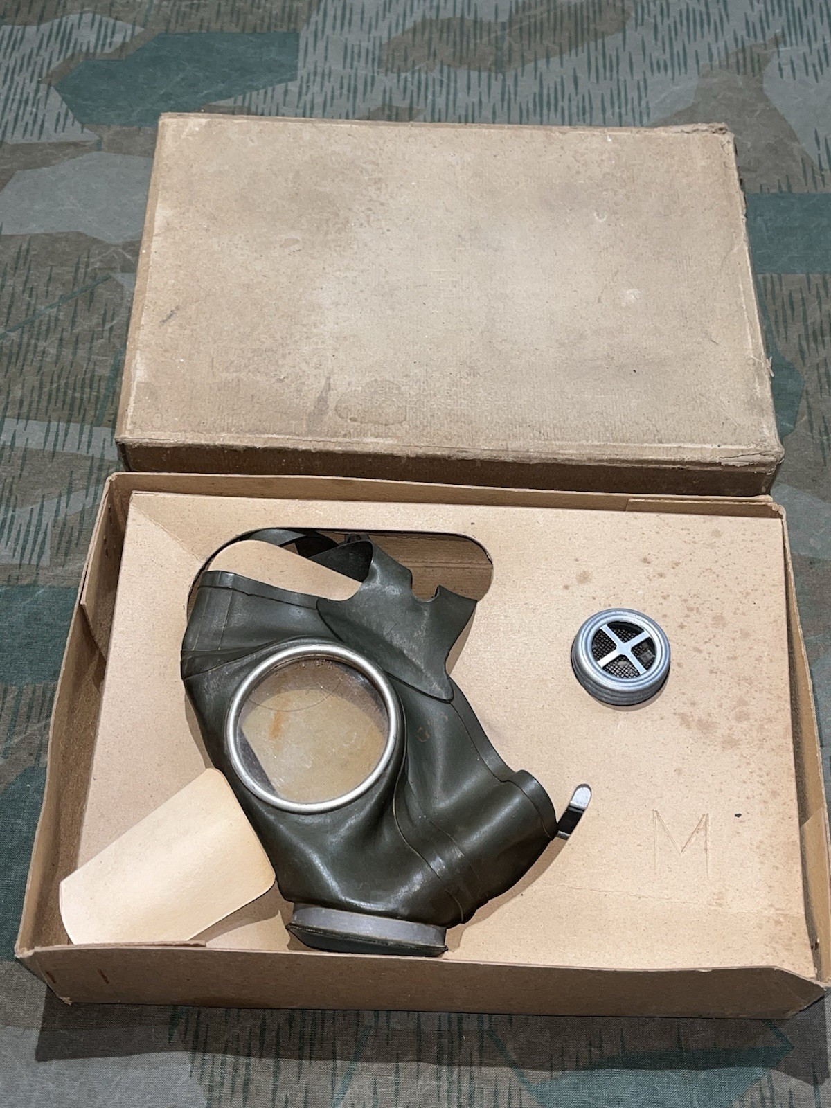 Original WW2 German Luftschutz VM40 Civil Gas Mask & Filter Waffen Marked in Storage Box - Image 2