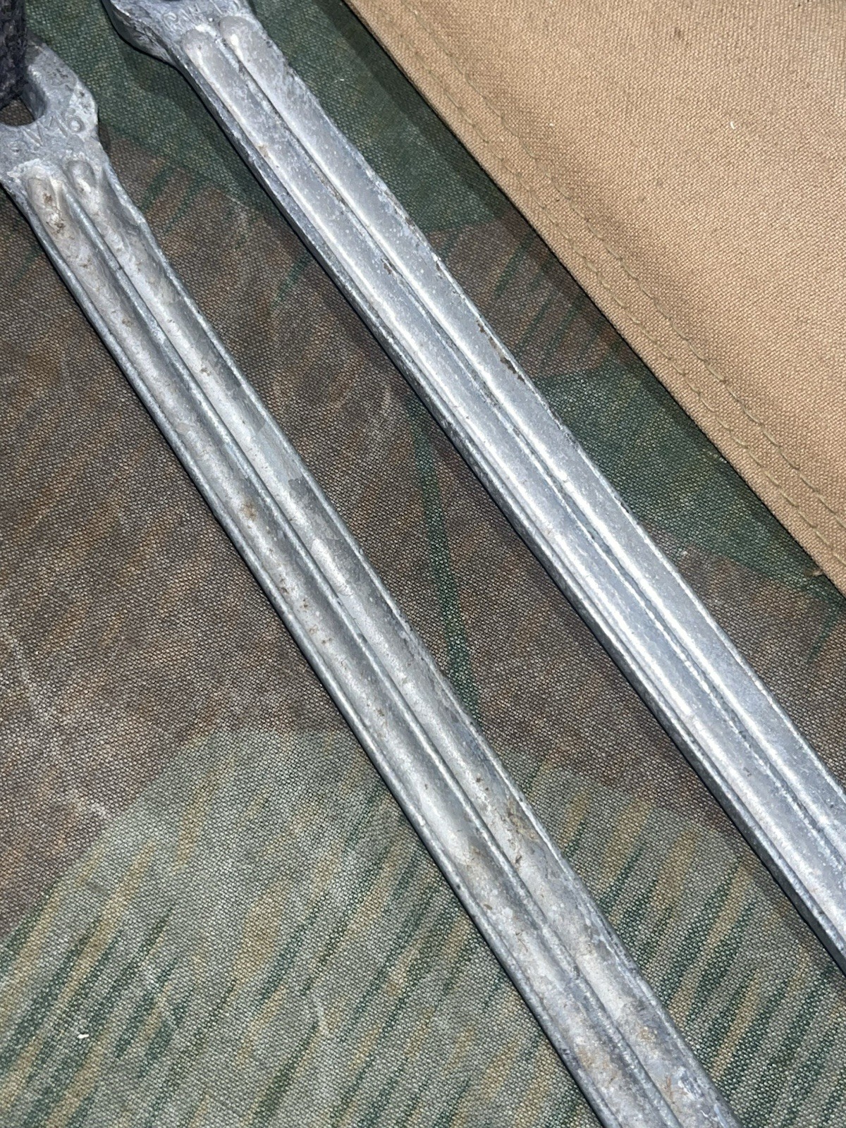 Original WW1 / WW2 German Uniform Zeltbahn 3x Tent Poles, 2x Stakes, & Case Dated 1915/16 - Image 4
