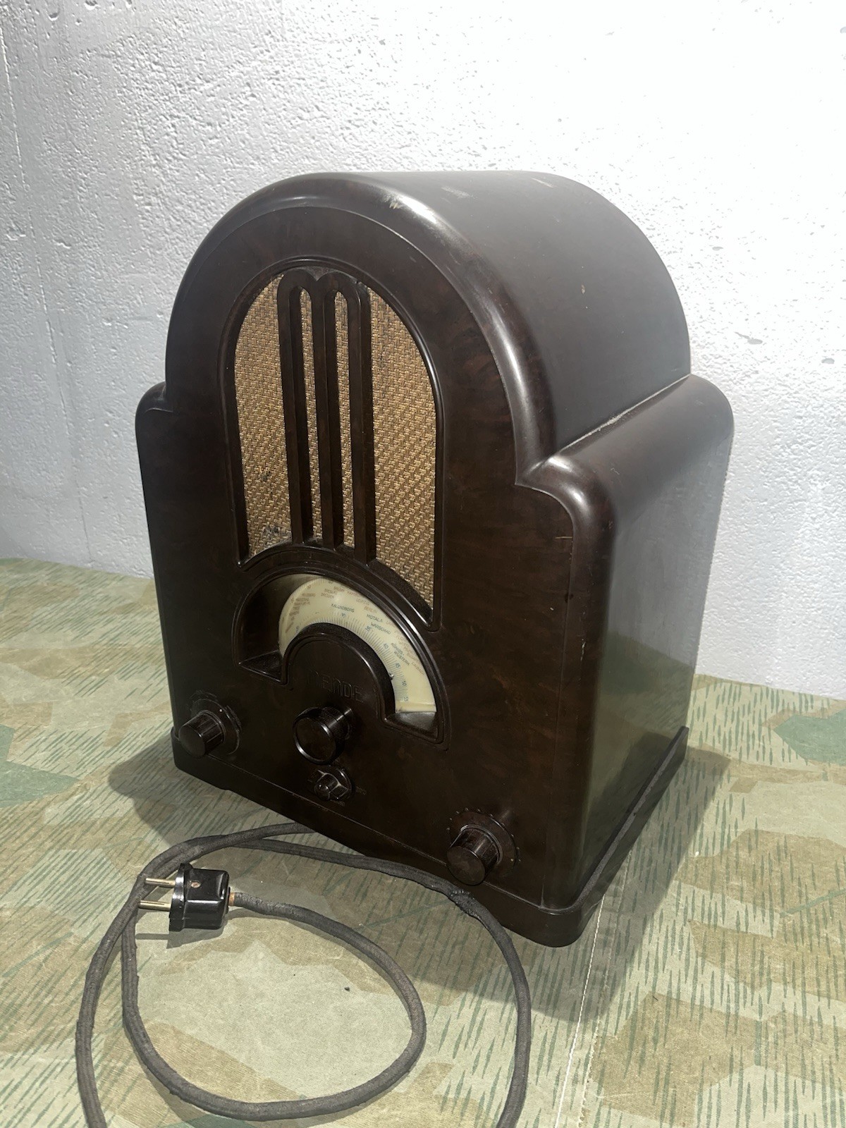 Original WW2 German 1933 Mende 148W Bakelite Cathedral Radio