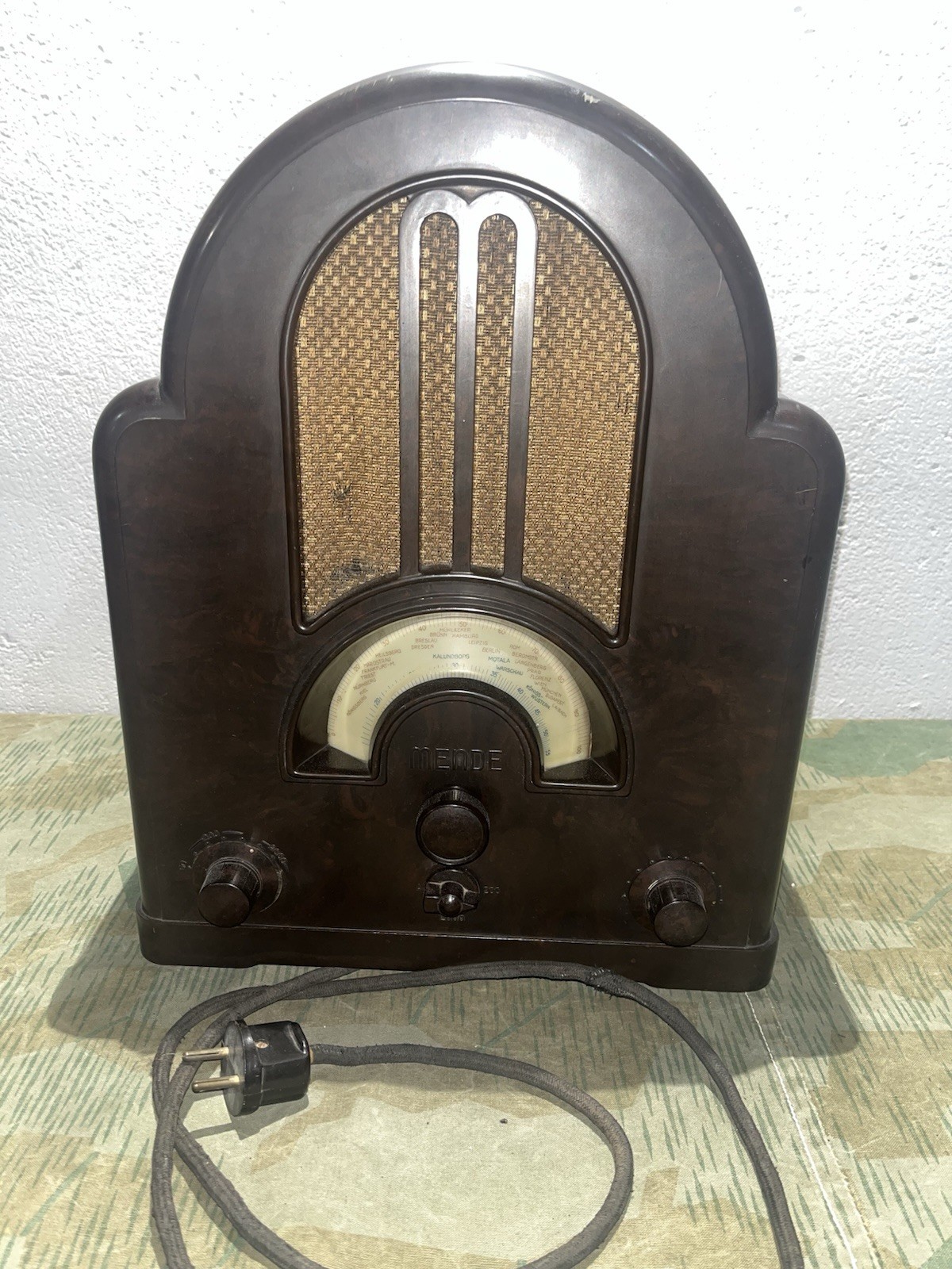 Original WW2 German 1933 Mende 148W Bakelite Cathedral Radio - Image 2