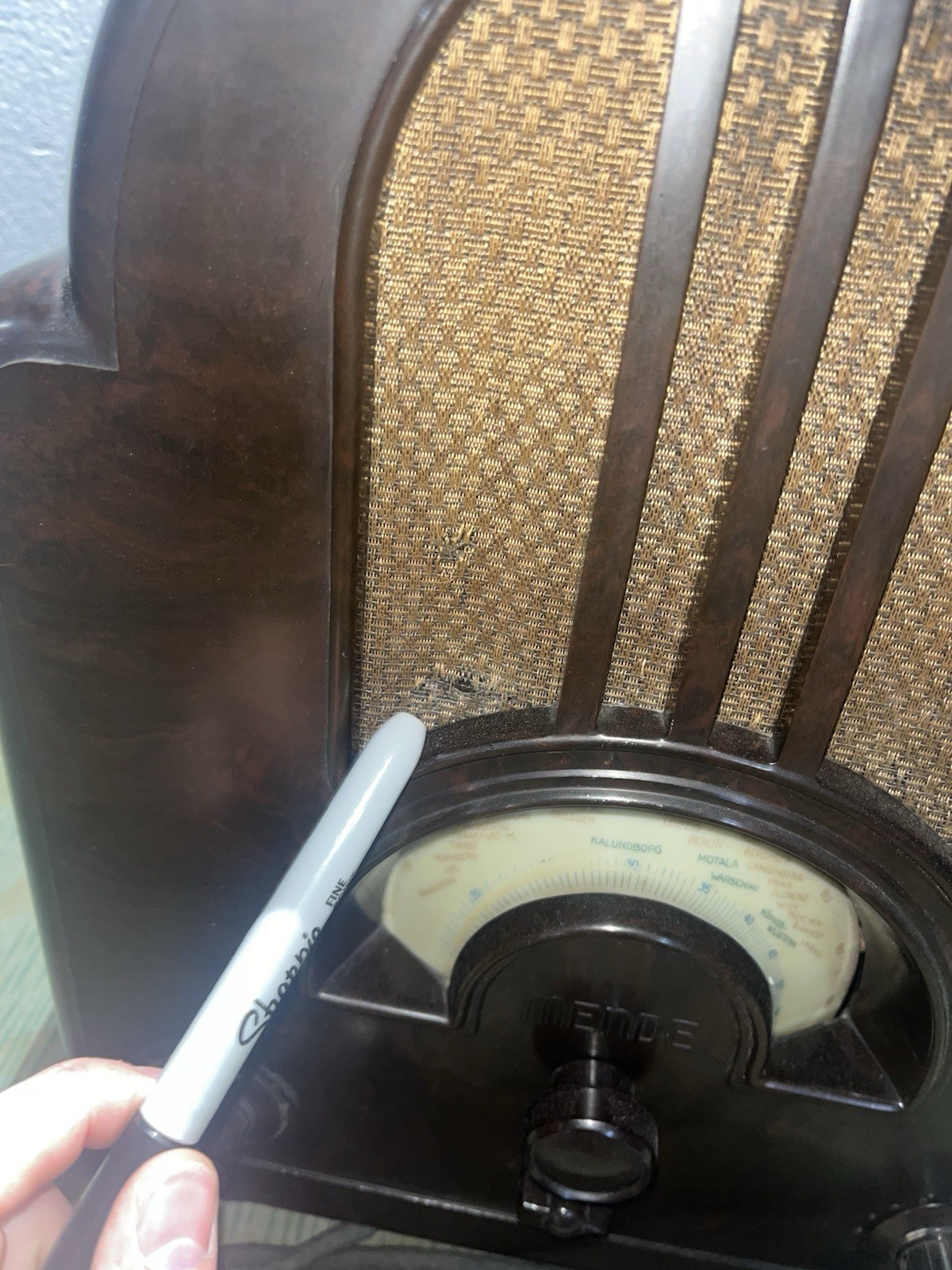 Original WW2 German 1933 Mende 148W Bakelite Cathedral Radio - Image 3