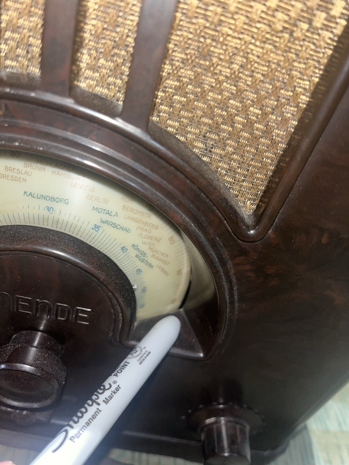 Original WW2 German 1933 Mende 148W Bakelite Cathedral Radio - Image 4