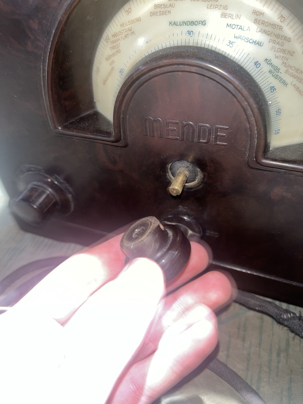 Original WW2 German 1933 Mende 148W Bakelite Cathedral Radio - Image 6