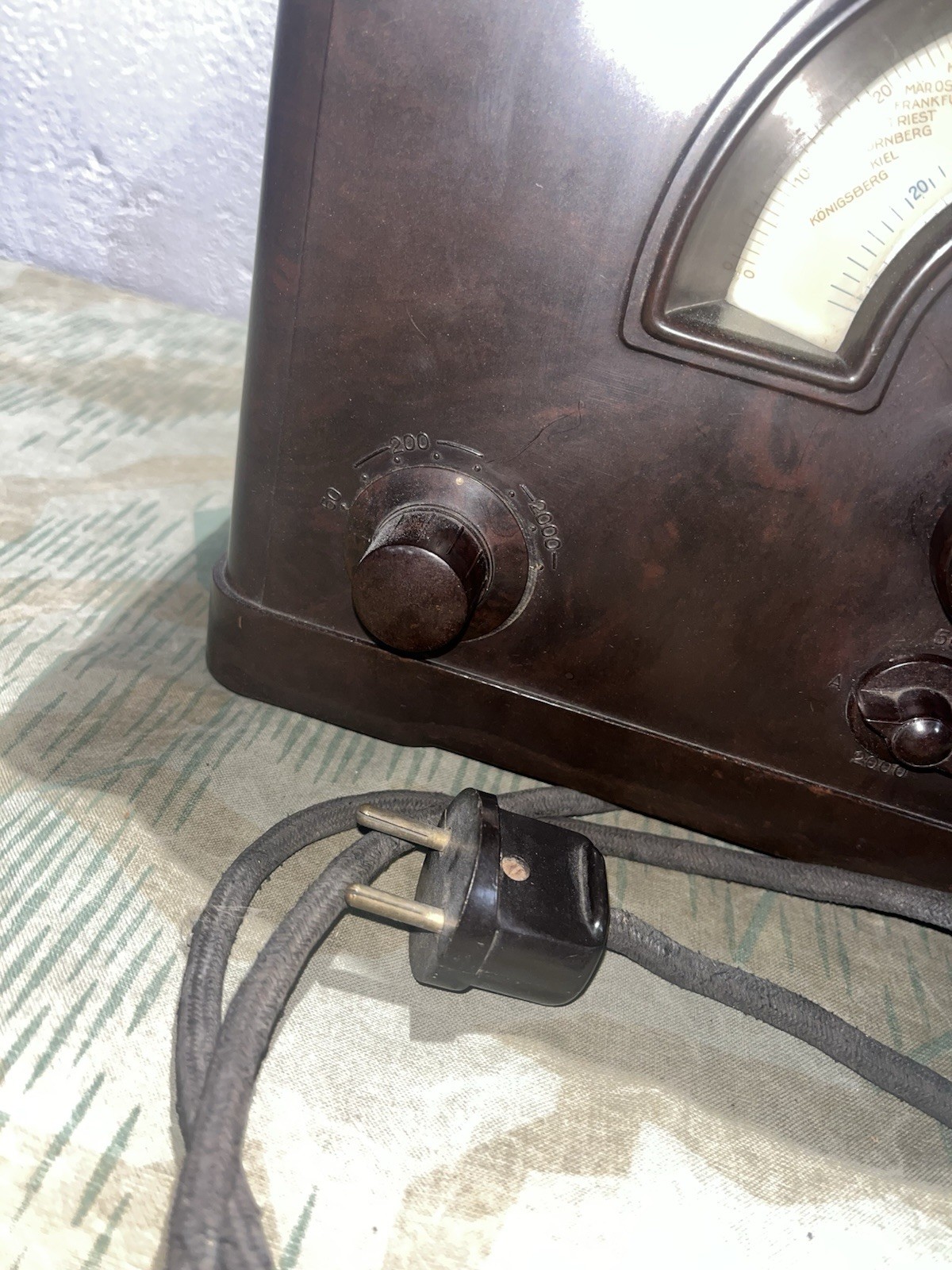 Original WW2 German 1933 Mende 148W Bakelite Cathedral Radio - Image 7