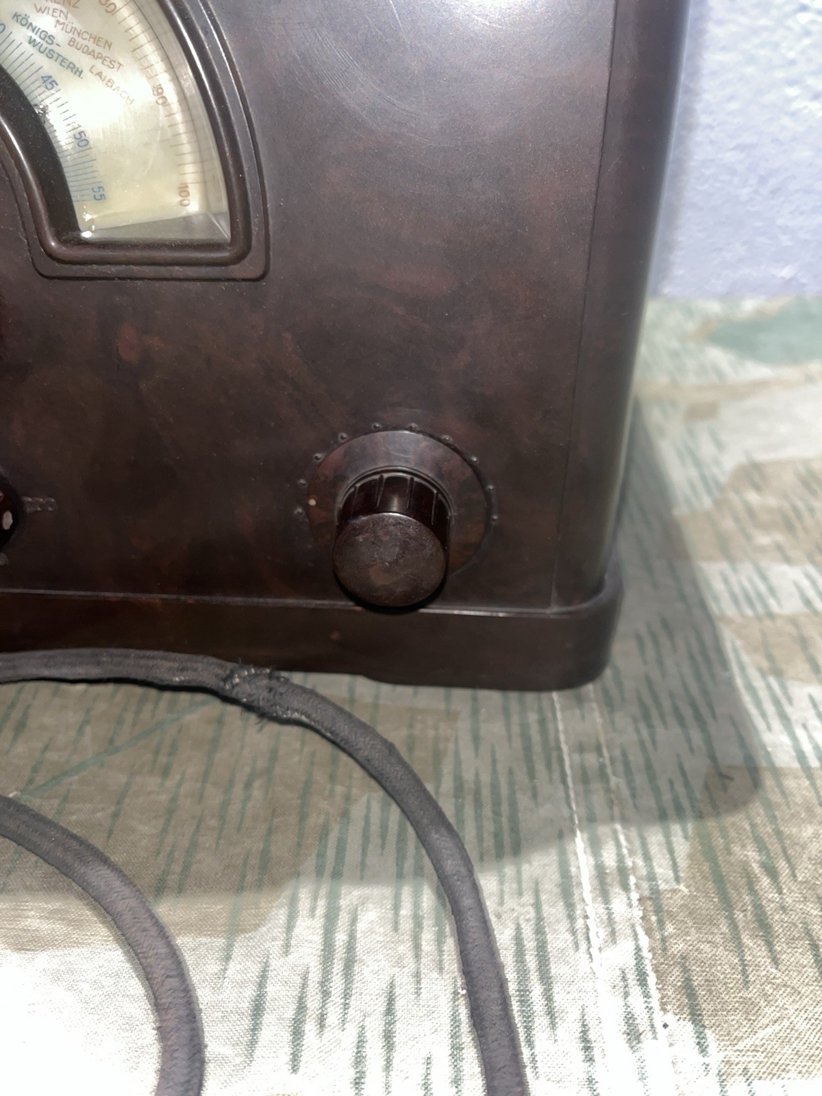 Original WW2 German 1933 Mende 148W Bakelite Cathedral Radio - Image 8