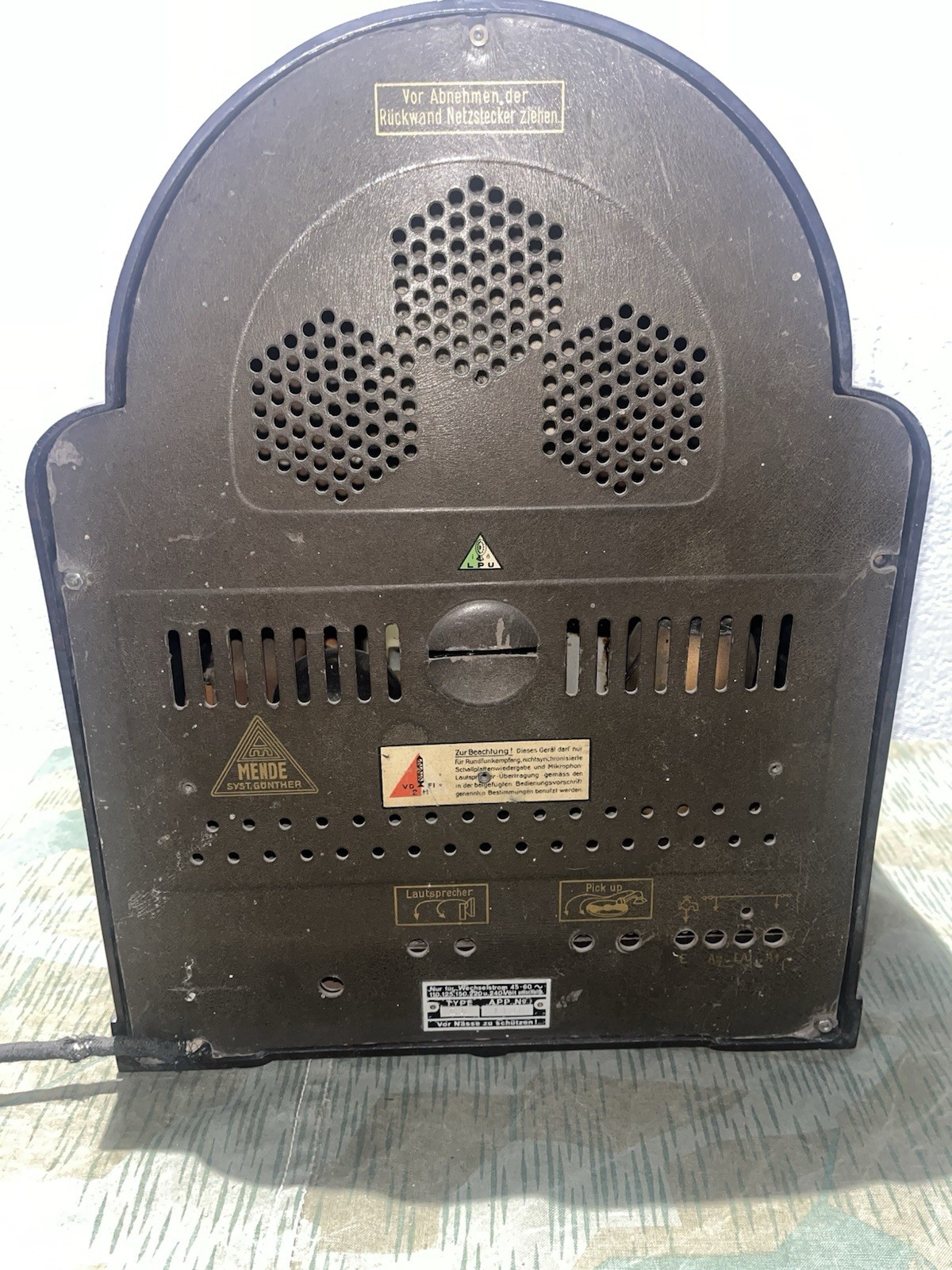 Original WW2 German 1933 Mende 148W Bakelite Cathedral Radio - Image 14
