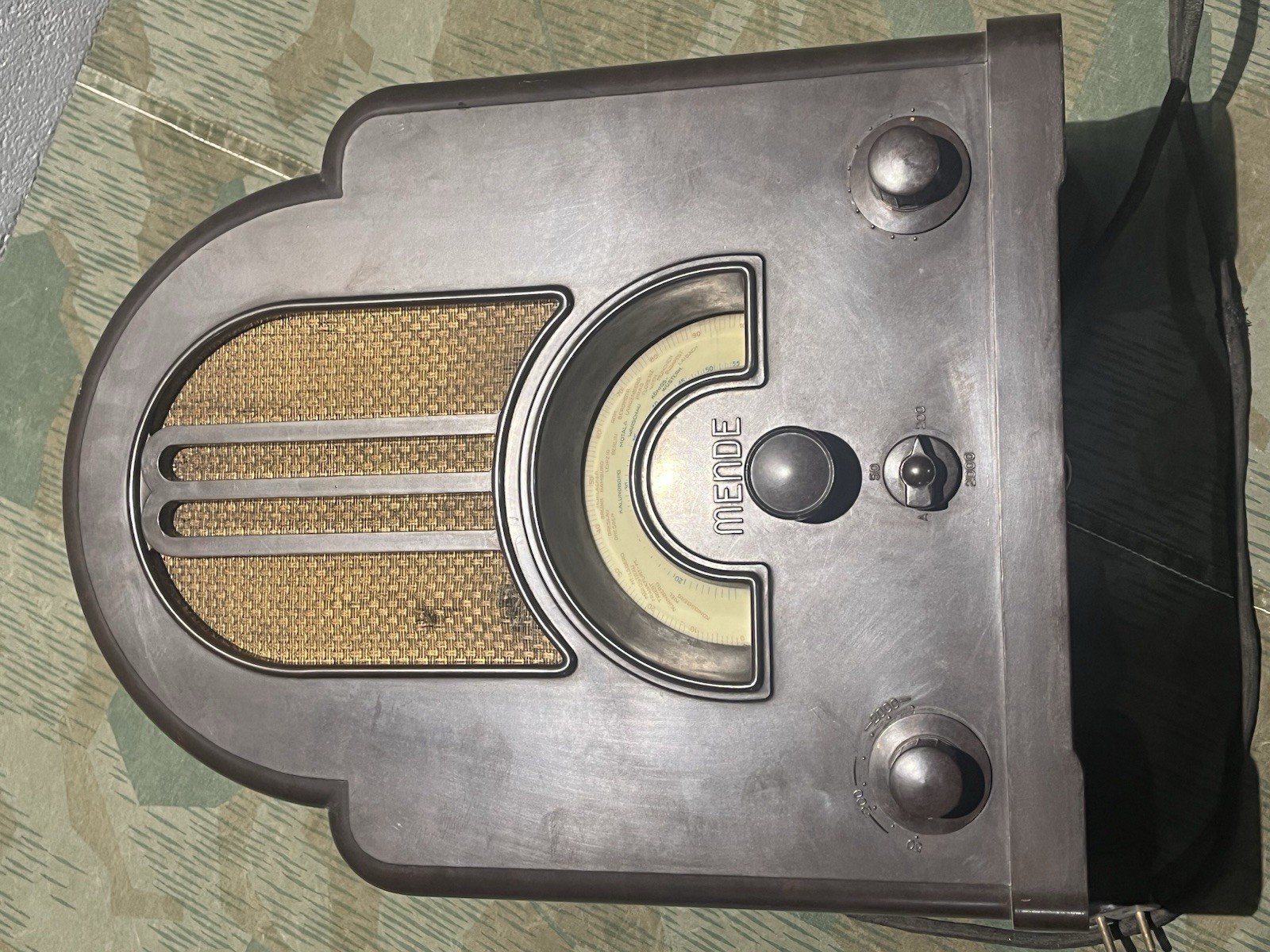 Original WW2 German 1933 Mende 148W Bakelite Cathedral Radio - Image 21
