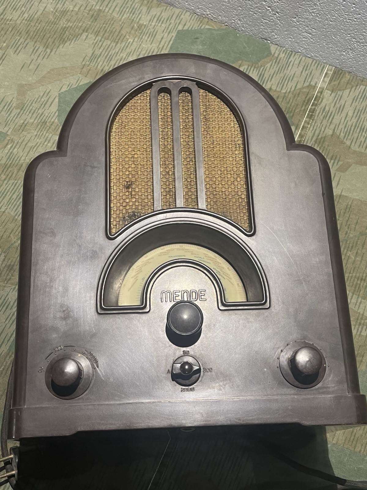 Original WW2 German 1933 Mende 148W Bakelite Cathedral Radio - Image 22