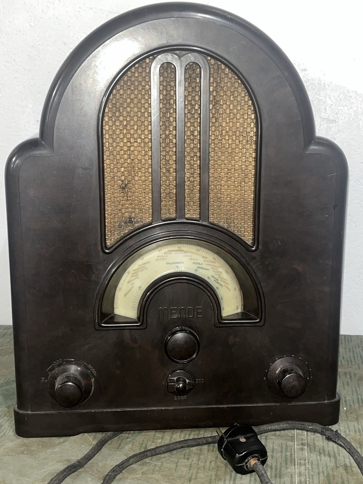 Original WW2 German 1933 Mende 148W Bakelite Cathedral Radio - Image 23