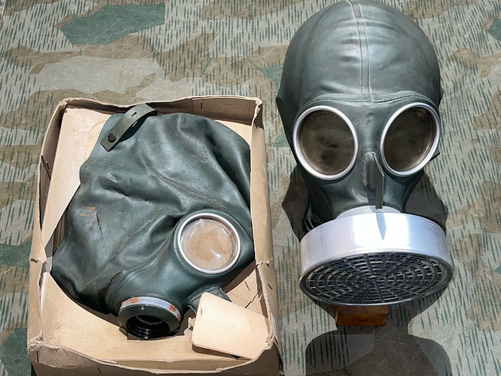 Original WW2 German Luftschutz VM37 Civil Gas Mask & Filter Waffen Marked in Box