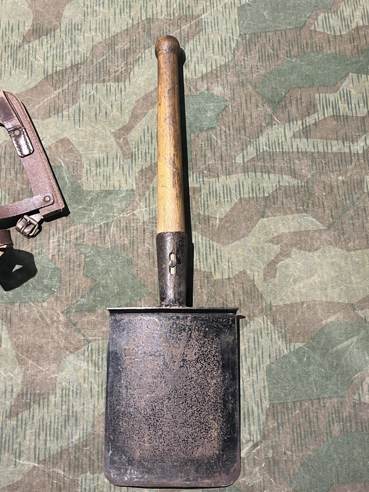 Post WW2 East German Uniform Shovel / Entrenching Tool w/ Leather Holder - Image 14