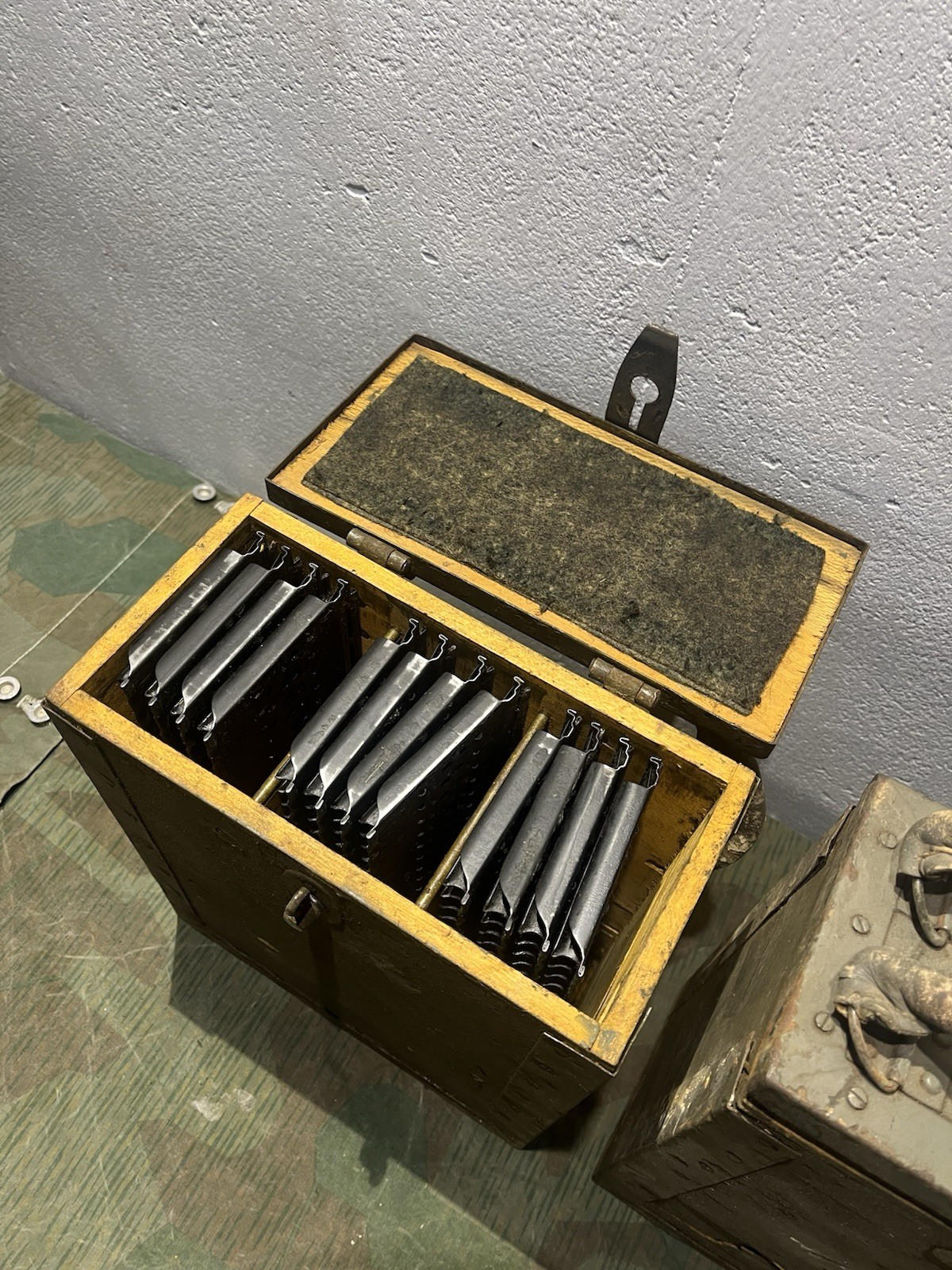 Original WW2 German / 2x Italian Breda M37 Ammo Cans Boxes Crates w/ Feed Trays - Image 15