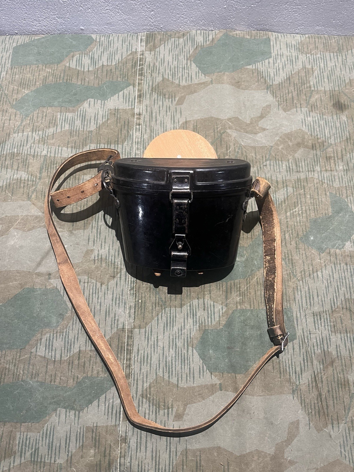 Original WW2 German 6x30 Binoculars Dienstglas w/ Bakelite Case / Shoulder Strap - Image 2