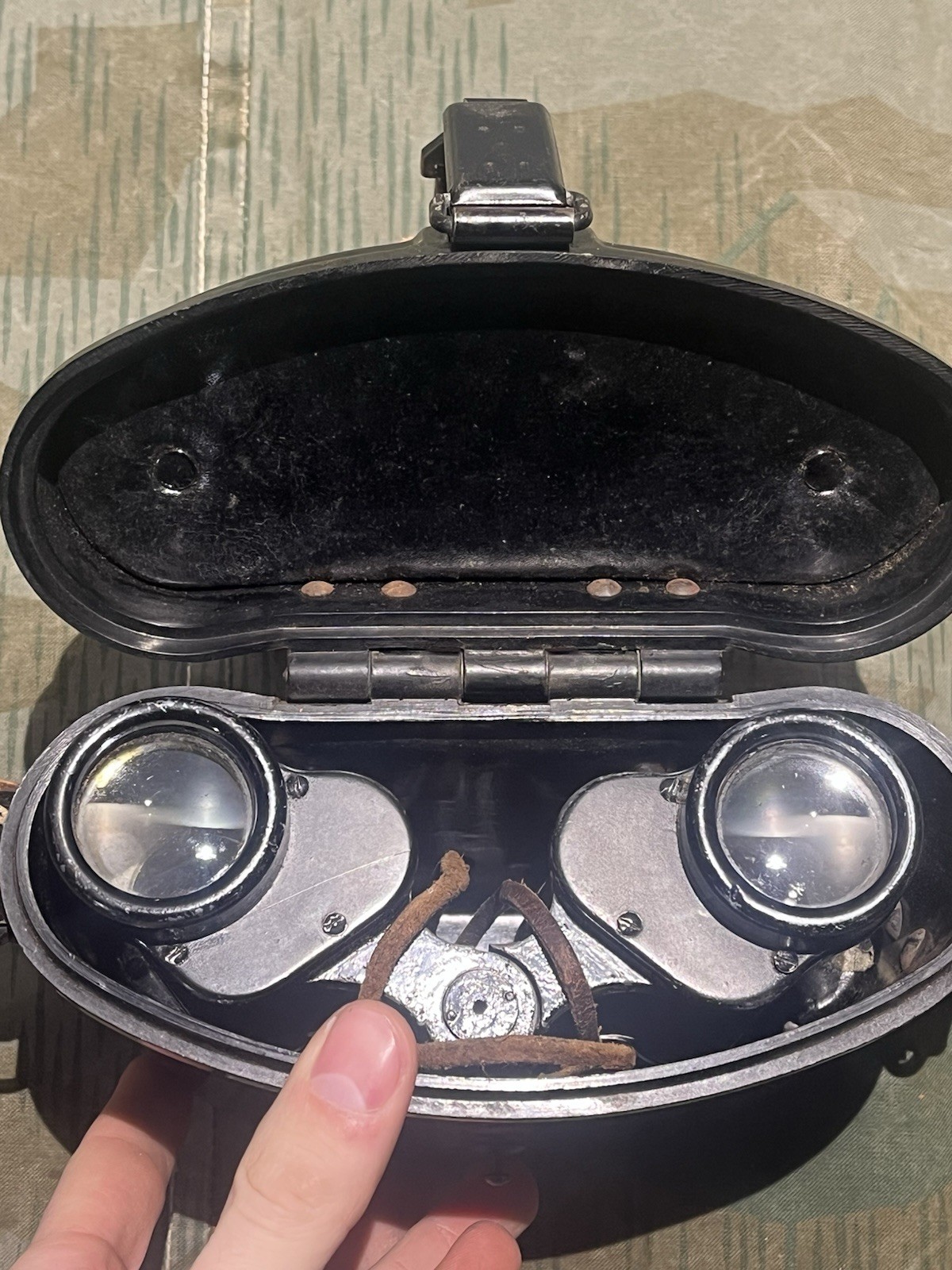 Original WW2 German 6x30 Binoculars Dienstglas w/ Bakelite Case / Shoulder Strap - Image 12