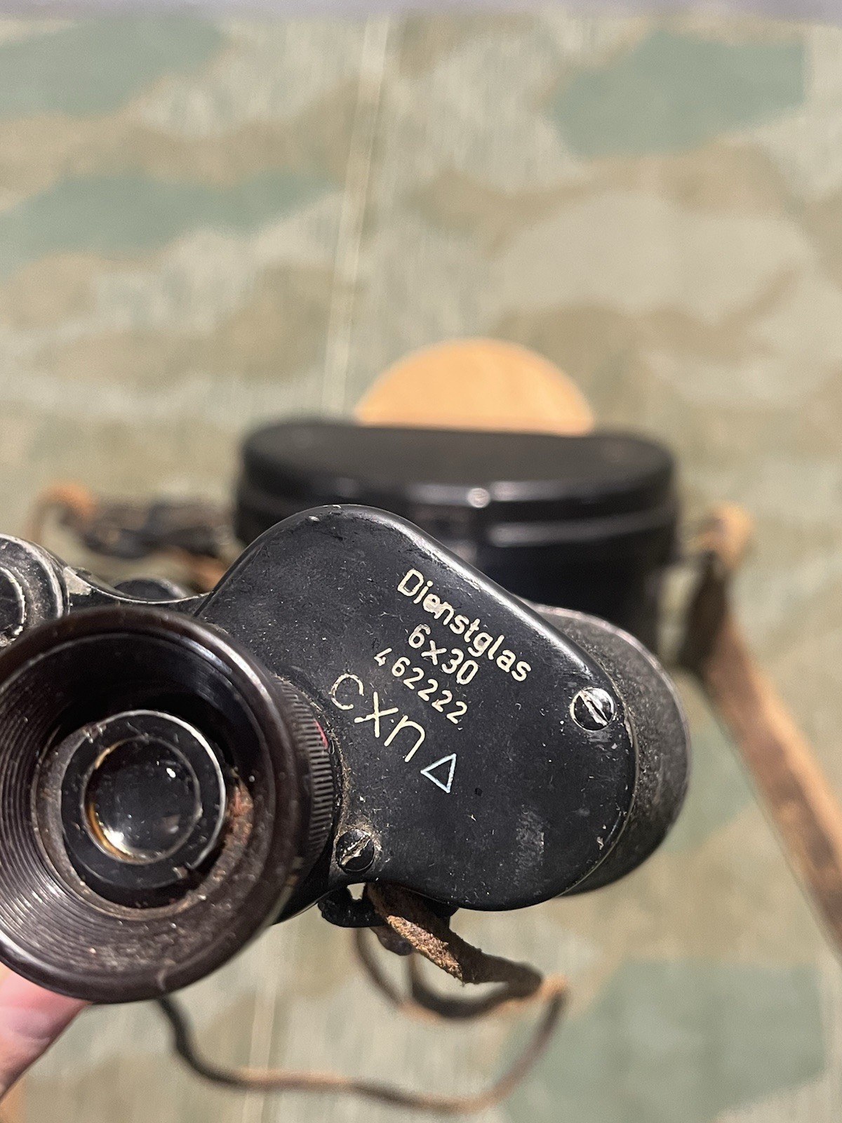 Original WW2 German 6x30 Binoculars Dienstglas w/ Bakelite Case / Shoulder Strap - Image 13