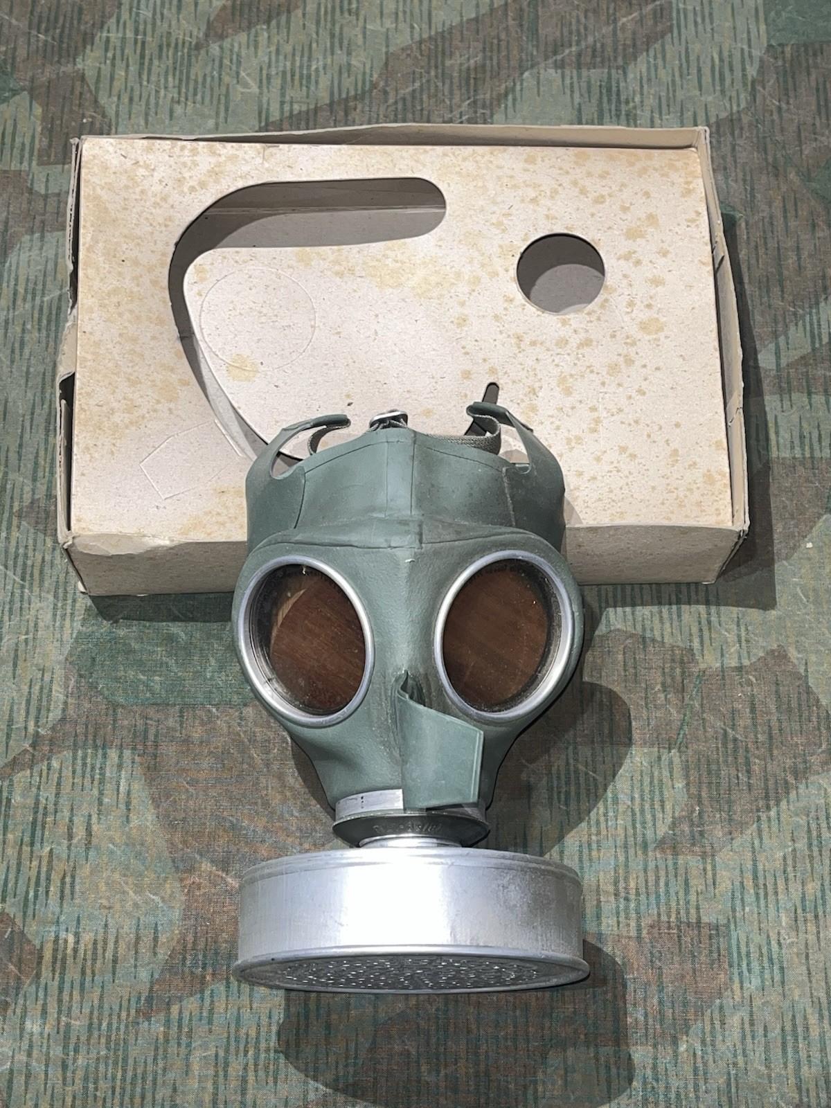 Original WW2 German Luftschutz VM40 Civil Gas Mask & Filter Waffen Marked in Storage Box