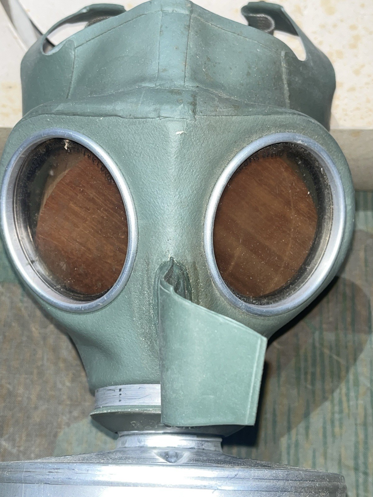 Original WW2 German Luftschutz VM40 Civil Gas Mask & Filter Waffen Marked in Storage Box - Image 3