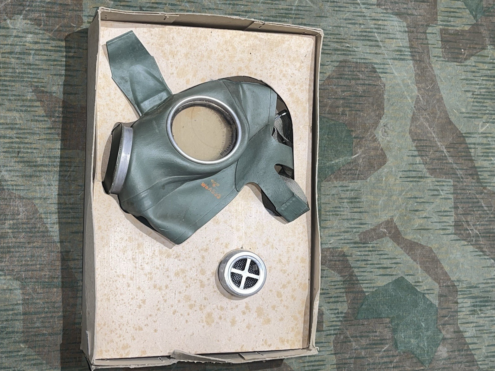 Original WW2 German Luftschutz VM40 Civil Gas Mask & Filter Waffen Marked in Storage Box - Image 12