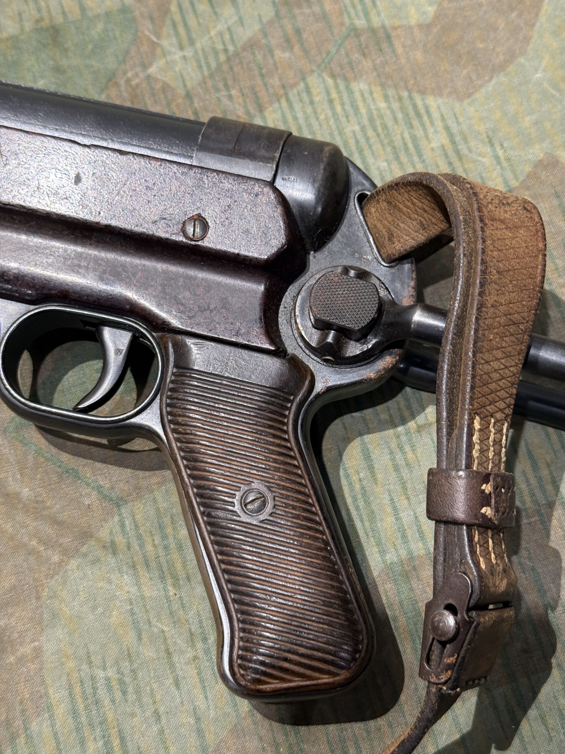 Original WW2 German Deactivated MP40 Display Gun BNZ 1943 Marked w/ Live Barrel, Sling & Magazine - Image 3