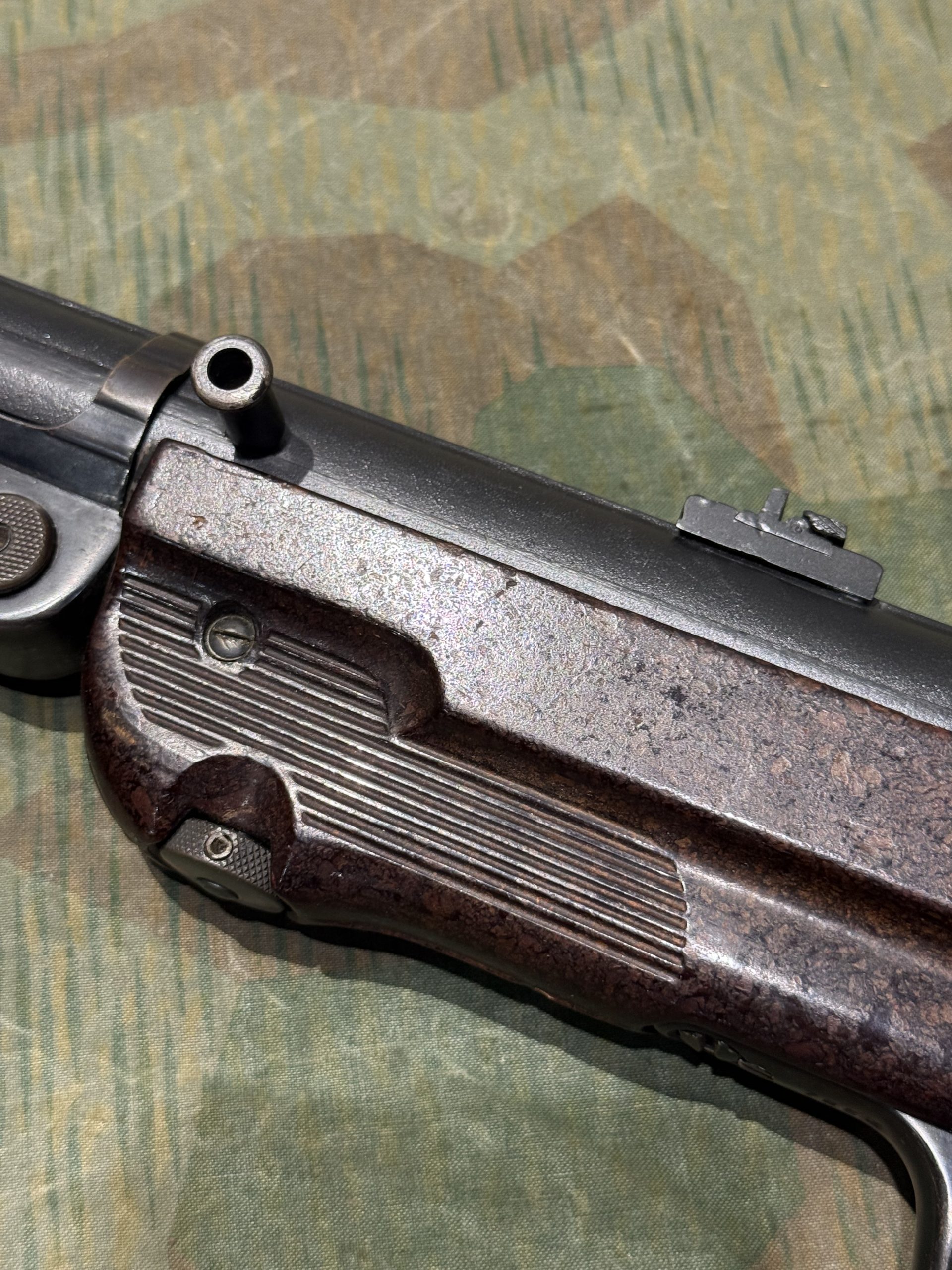 Original WW2 German Deactivated MP40 Display Gun BNZ 1943 Marked w/ Live Barrel, Sling & Magazine - Image 6