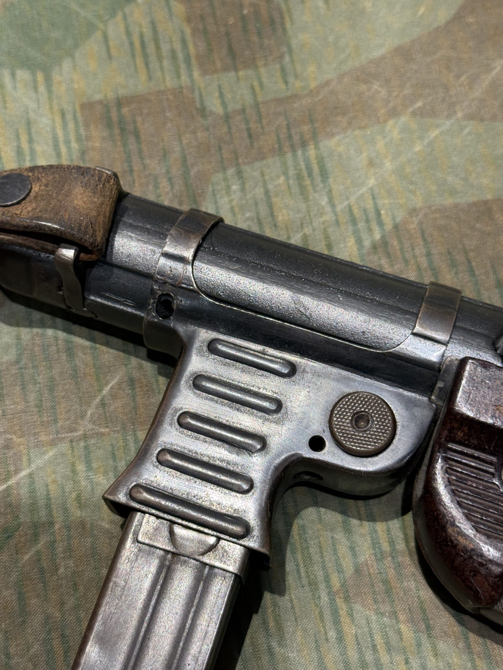 Original WW2 German Deactivated MP40 Display Gun BNZ 1943 Marked w/ Live Barrel, Sling & Magazine - Image 8