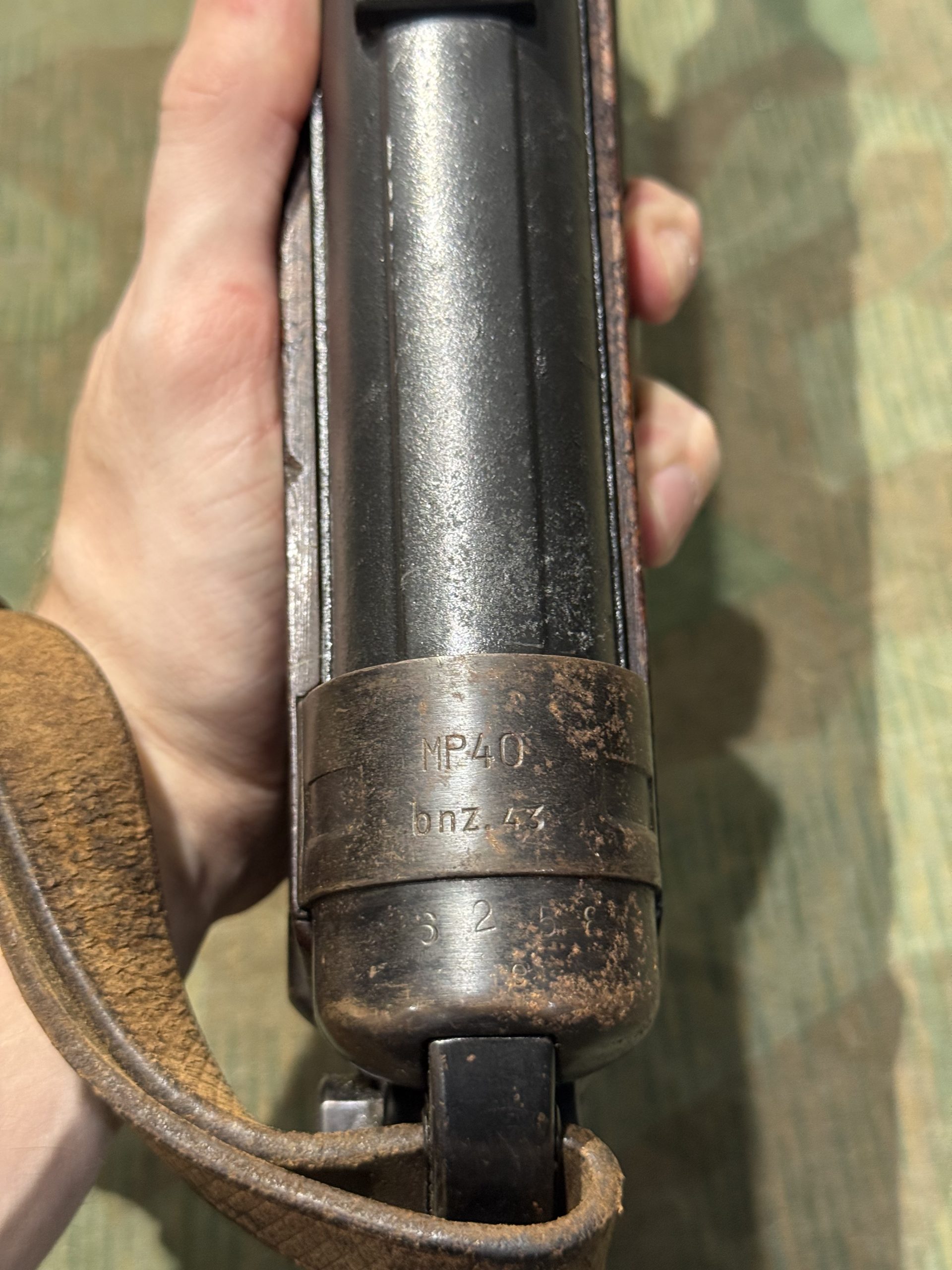 Original WW2 German Deactivated MP40 Display Gun BNZ 1943 Marked w/ Live Barrel, Sling & Magazine - Image 2