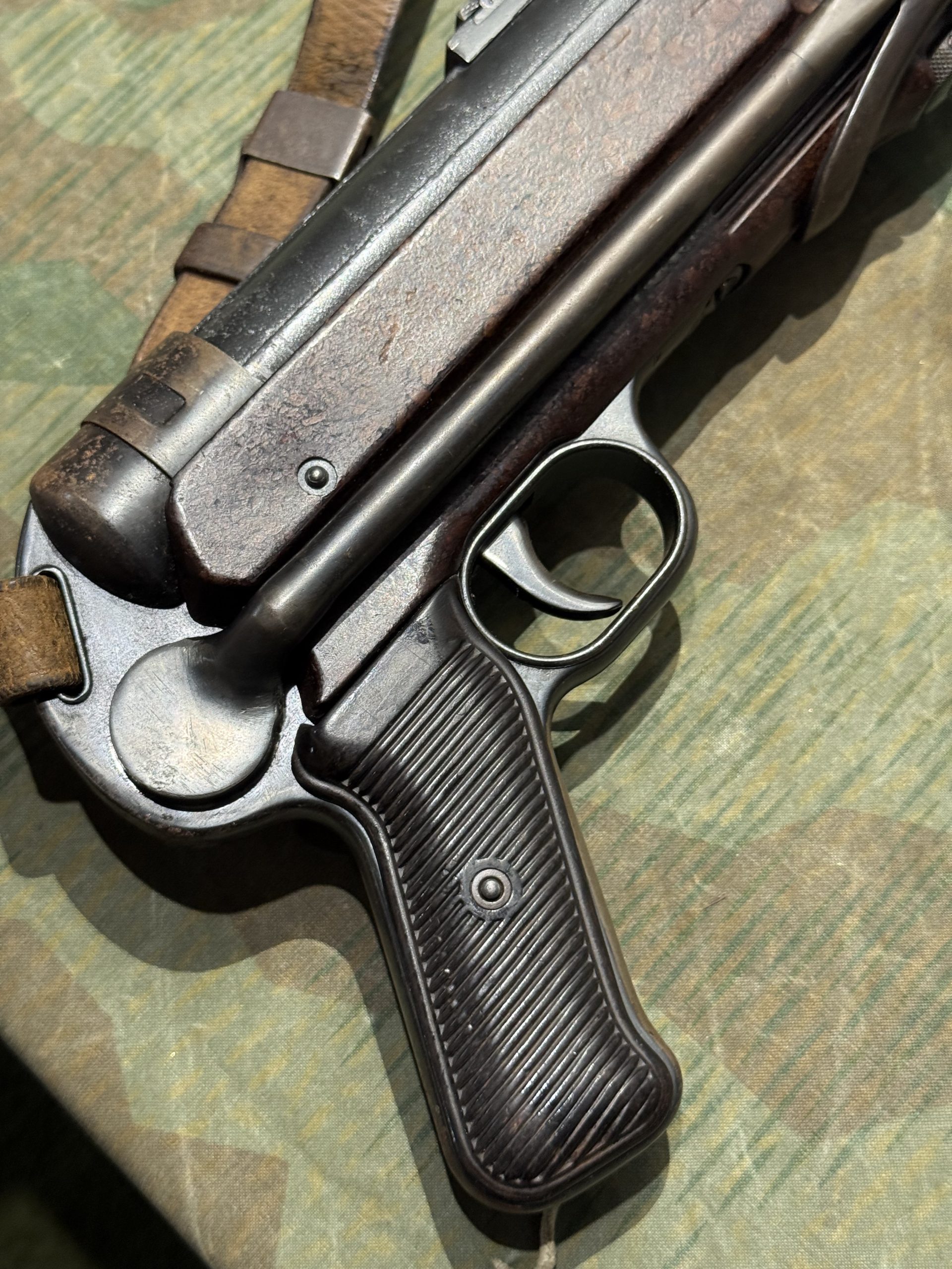 Original WW2 German Deactivated MP40 Display Gun BNZ 1943 Marked w/ Live Barrel, Sling & Magazine - Image 25