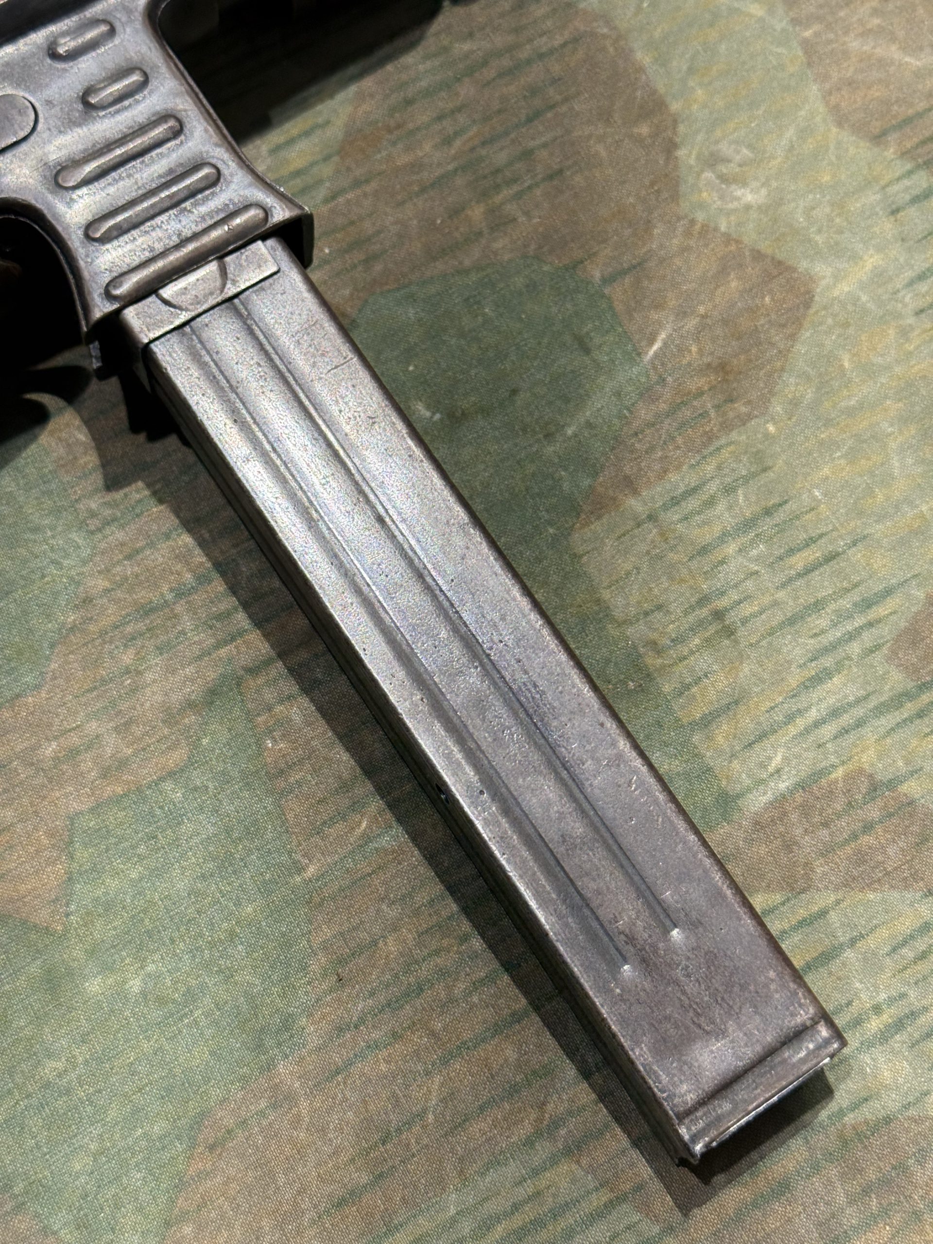 Original WW2 German Deactivated MP40 Display Gun BNZ 1943 Marked w/ Live Barrel, Sling & Magazine - Image 27